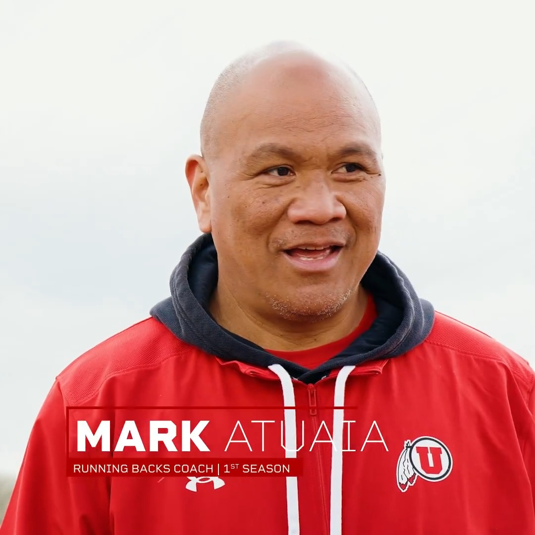 New episode of 𝐔𝐧𝐝𝐞𝐫 𝐓𝐡𝐞 𝐇𝐞𝐚𝐝𝐬𝐞𝐭! Bill Riley chats with Running Backs Coach, Mark Atuaia (Mark Atuaia), about his thoughts on being back in Utah. Full episode available on all major podcast platforms!