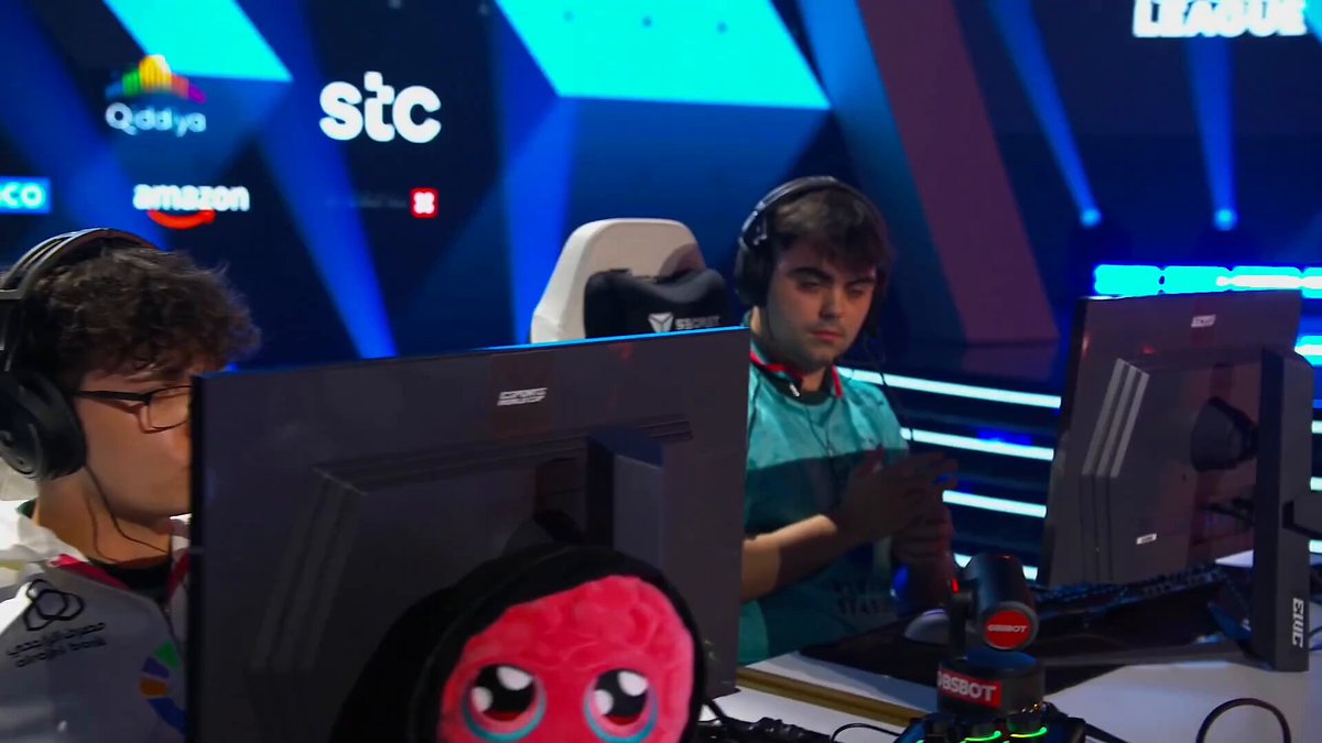 eh vasy 2h de tech pause + un joueur qui s'appelle kaka, on a perdu LifeIsCool et Finish..... 😭 #EWC2025