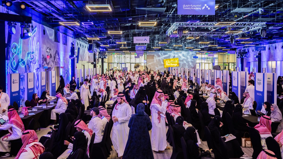 قدرات وطنية جاهزة لسوق العمل 🇸🇦 #برنامج_طويق_للتوظيف بنسخته السابعة؛ مكان جمع بين خرّيجي طويق والجهات بأكثر من 1,000 وظيفة تقنيّة.