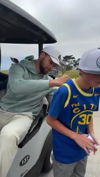 Steph Curry made this young fan's day out on the golf course. 🙌 (IG/actionjaxon2014)