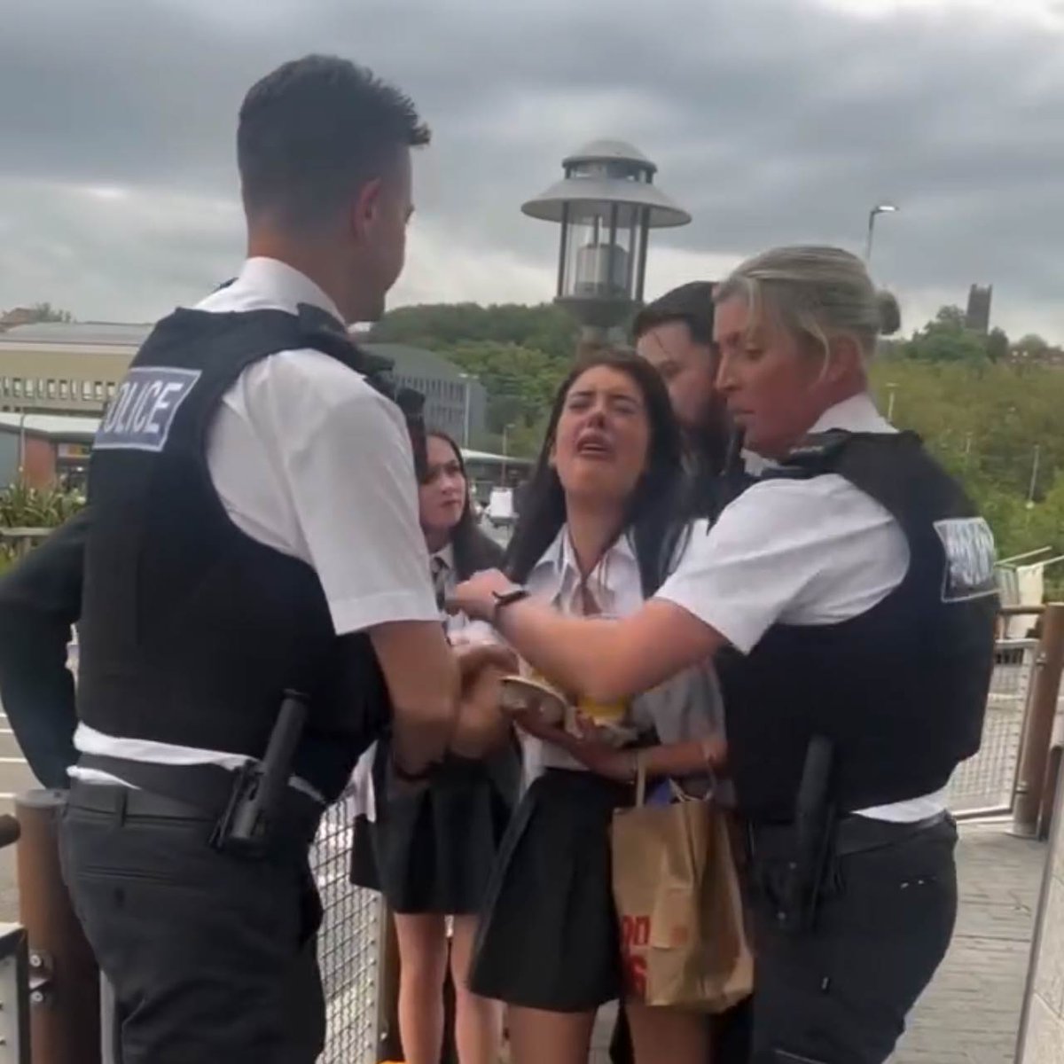 🇬🇧| Polémica por arresto de una adolescente en McDonald’s de Reino Unido. El arresto de una joven de 13 años creó debate sobre las políticas hacia los menores. Desde 2021, no pueden entrar tras las 17:00 por el aumento de la delincuencia.