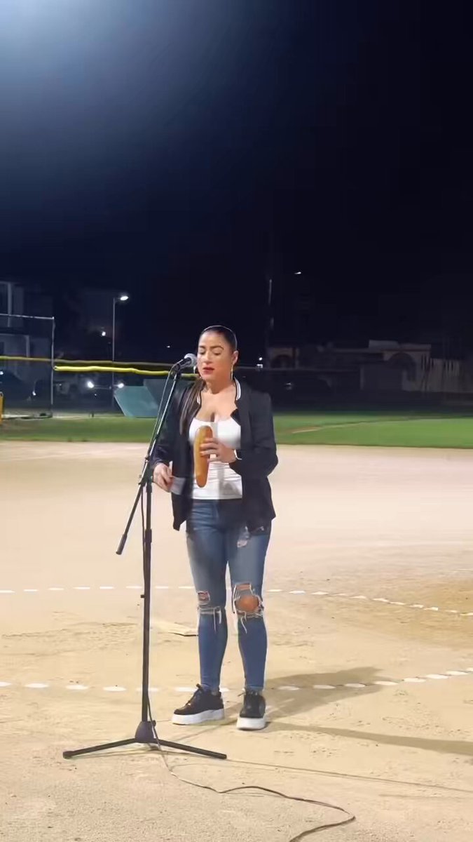 La cantante y percusionista Zayra Pola, hija de Olga Espinosa y Polito Ocasio, cantó el Himno Nacional de Puerto Rico en un evento deportivo. Y con el acompañamiento de su güiro miren y escuchen su sensacional interpretación de “La Borinqueña”. ¡Hagámosla viral!