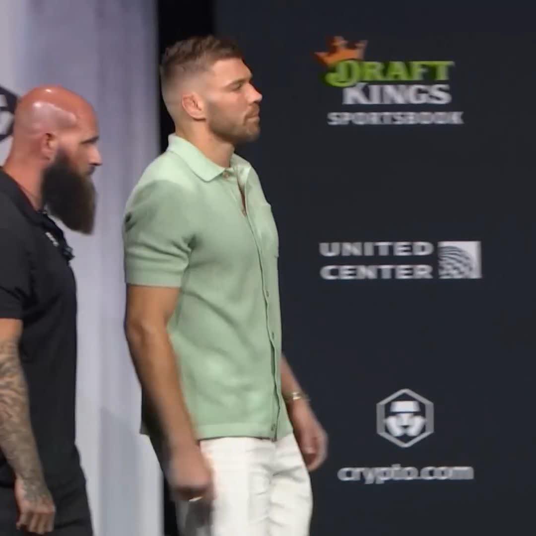 👀 C'était tendu entre le champion Dricus Du Plessis et Khamzat Chimaev ! 📺 Regardez l’#UFC319 dans la nuit de samedi à dimanche sur 🇫🇷 RMC Sport et sur 🇧🇪 VOOSport World