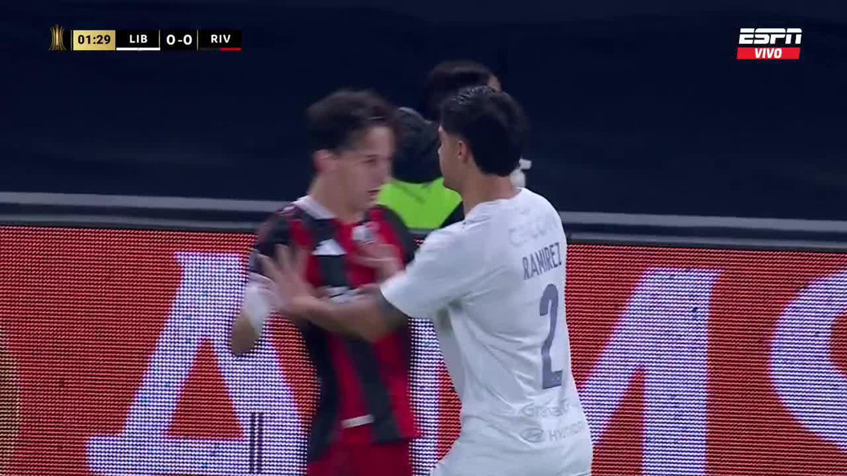 Iván Ramírez se calentó con Galarza 👀 #Libertadores
