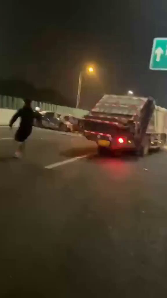 老百姓冲上去救人，他却在袖手旁观，真是人民好“卫士”！