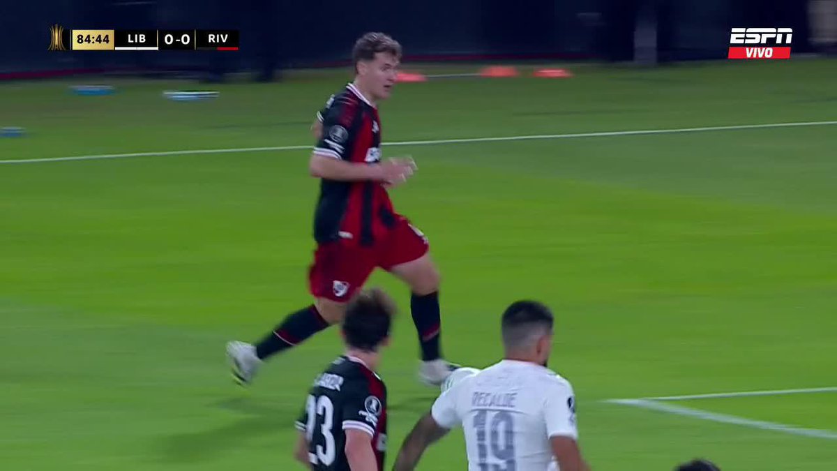 River 16 faltas: 0 amarillas. Libertad 9 faltas, algunas graciosas: 3 amarillas. Árbitro: Wilton Sampaio, el mismo que estuvo a cargo del VAR en el escandaloso River-Independiente de 2018. ¿No lo sabías? Era la idea.
