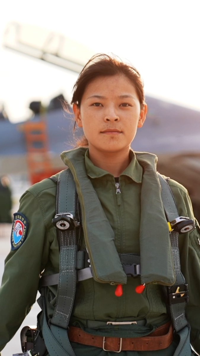 Kelsang Pedron, #Xizang's first female fighter pilot. "People call me a gelsang flower from Xizang. I believe this flower can bloom anywhere in the motherland where it is needed by the people." A true testament to her unwavering spirit and dedication.