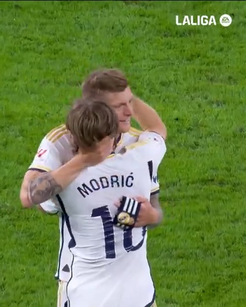 Este abrazo y este momento...🤍🥲 Toni Kroos &amp; Luka Modrić. #LALIGAHistory | #LALIGAEASPORTS
