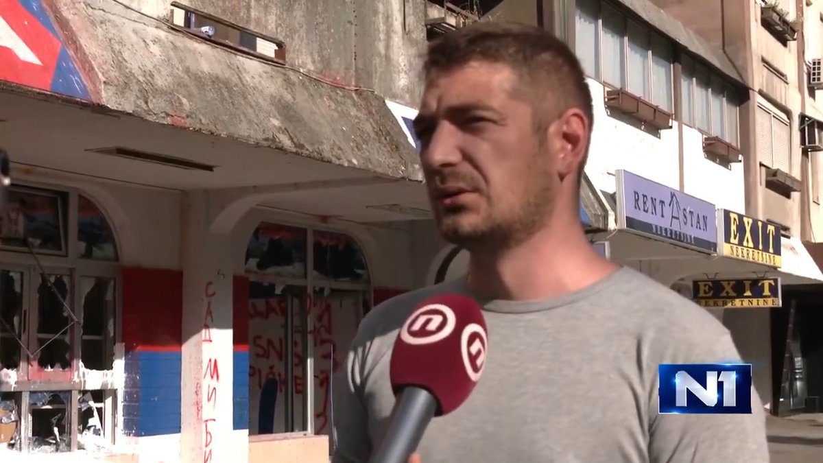U Novom Sadu sinoć su demolirane prostorije SNS. U sukobima sa policijom, povređeno je više građana, a ima i privedenih. Novinar Danasa Uglješa Bokić Uglješa Bokić kaže za N1 da je odluka SNS bila da sinoć ne bude nikoga u njihovim prostorijama. "Ali, policija je morala da bude tu. Politička je odluka da se policija ne pojavi, to ne može biti odluka u skladi s policijskom praksom, jer je to kršenje zakona", kazao je.