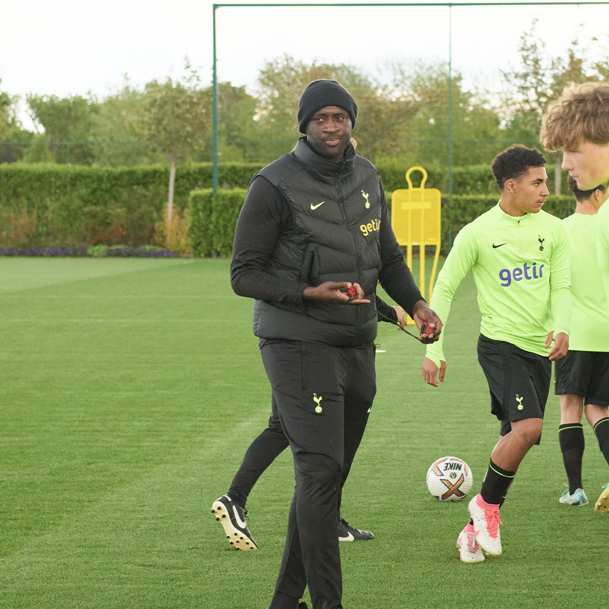 Maintaining possession in the opposition's half is crucial to sustaining pressure. Yaya Touré delivered a session on this and creating under high pressure with Tottenham's Under-16s... 🇨🇮⚪️