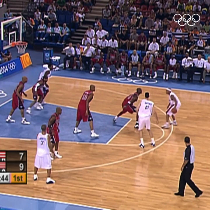 Estados Unidos y sus jugadores de la NBA tenían 24 victorias y tres oros consecutivos en los #JuegosOlimpicos... Pero tal día como hoy, hace 21 años en Atenas 2004, Puerto Rico los venció 92-73. 🥇 🇵🇷 🏀 Comité Olímpico PUR