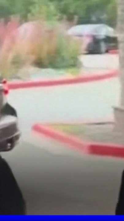 Le ministre russe des Affaires étrangères arrive en Alaska avec un pull floqué "URSS"