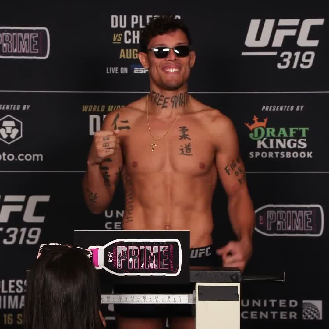 🚨 Caio Borralho weighs in as the backup for the #UFC319 main-event ⚖️ 184 lbs