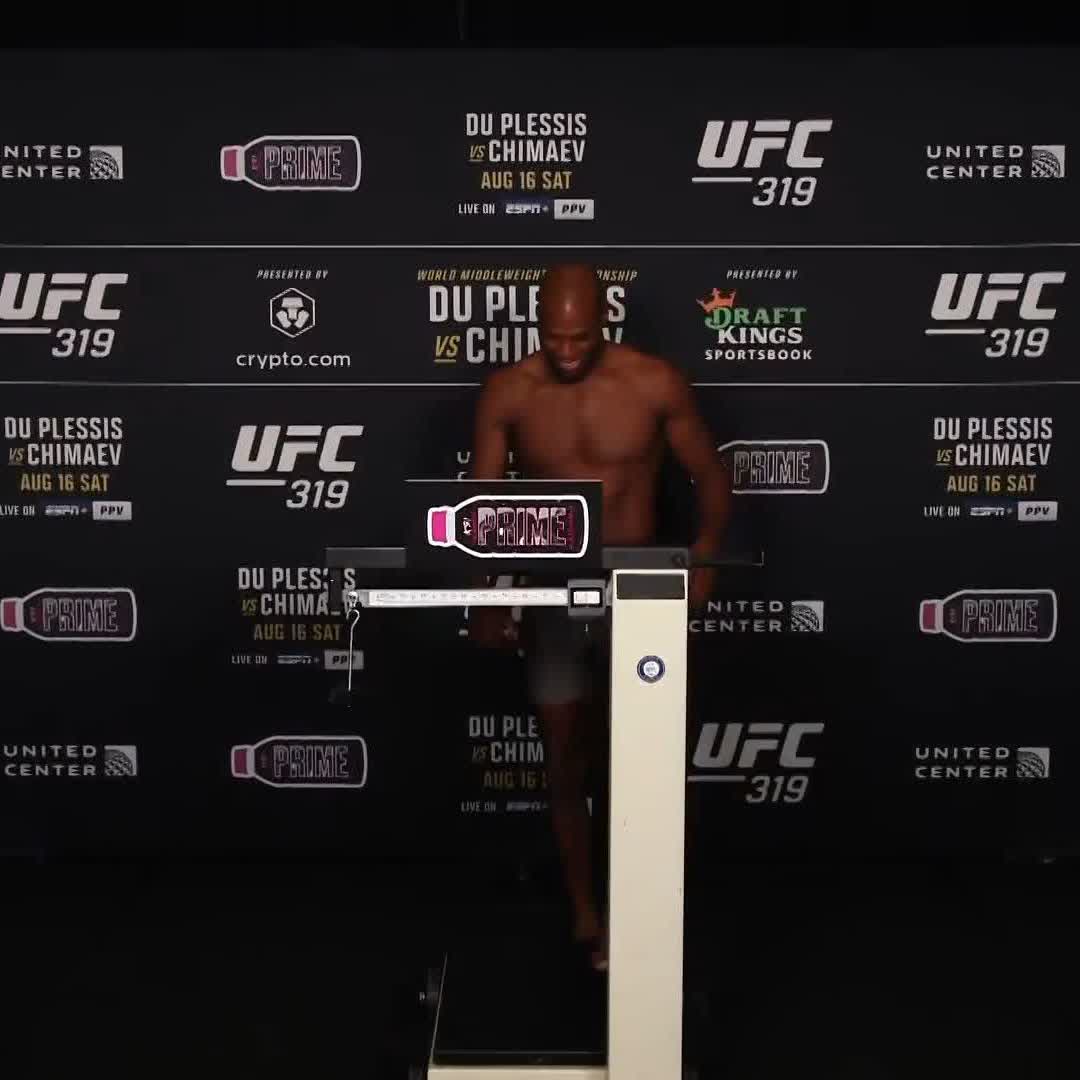 Michael Page valide la pesée à 84,4 kg ! ✅⚖️ #UFC319