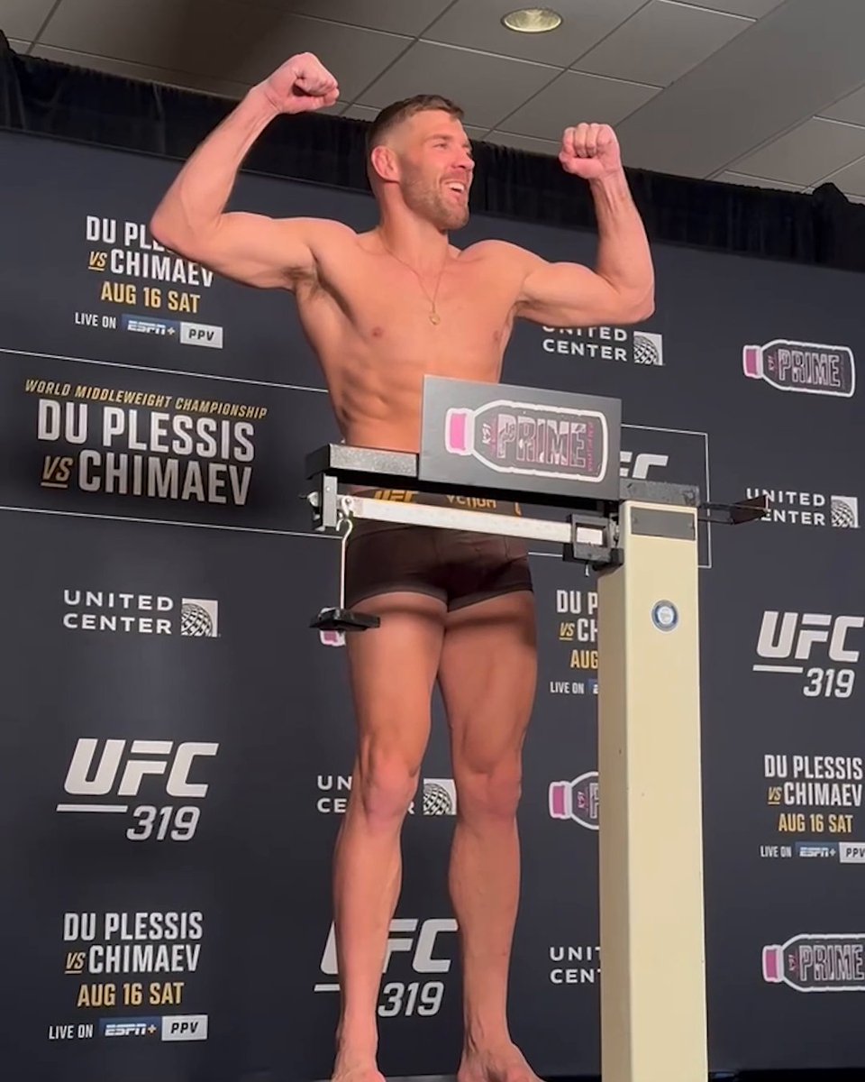 Dricus Du Plessis weighs in at 185 lbs before defending his title against Khamzat Chimaev 💪 Watch #UFC319 Saturday, Aug 16 on ESPN+ PPV 🍿
