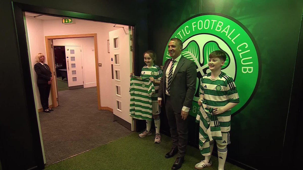 Brendan Rodgers making time for a couple of young Celtic Football Club fans before tonight's game against Falkirk 🙌🍀 #PremierSportsCup