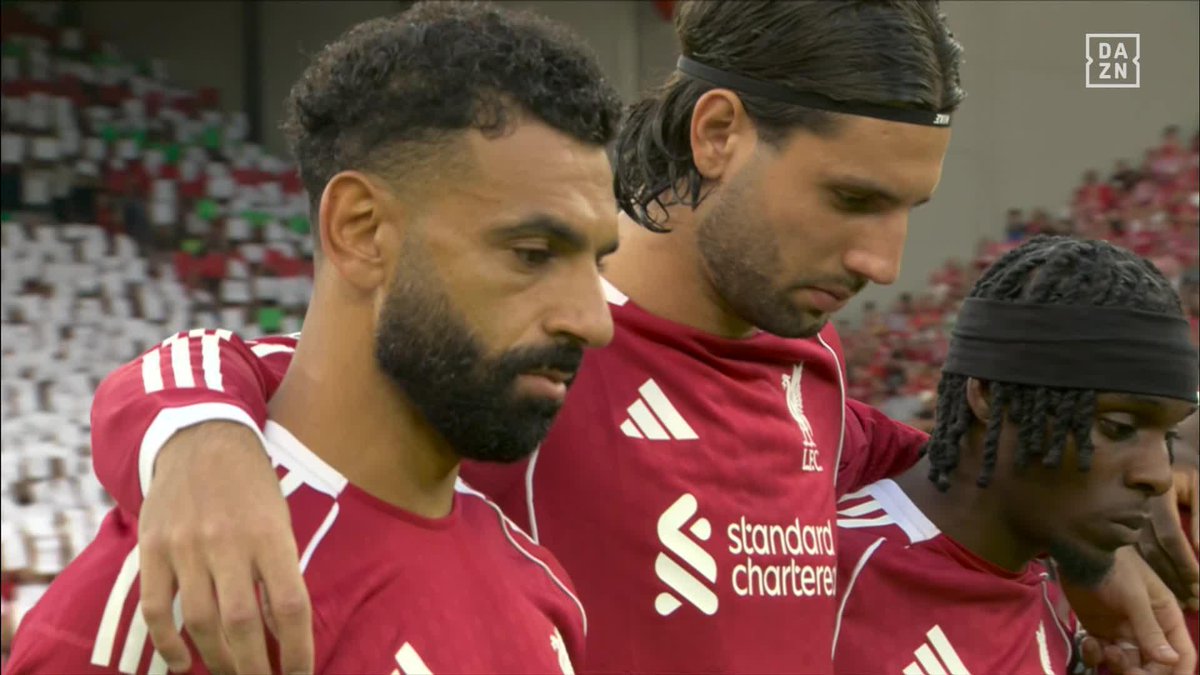 Va por ti, Diogo. Va por ti, André. El minuto de silencio y los mosaicos de Anfield antes de una temporada que no es como las demás. Cada partido va dedicado a Jota y a su hermano 💫