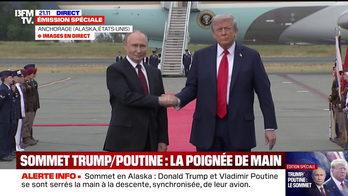 Sommet en Alaska: la poignée de main entre Vladimir Poutine et Donald Trump