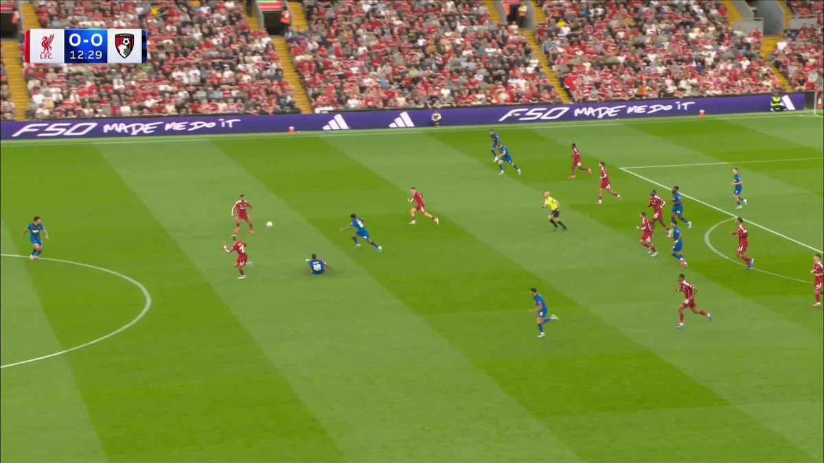 VAR says no, but Jamie Carragher was convinced that was handball 🧐