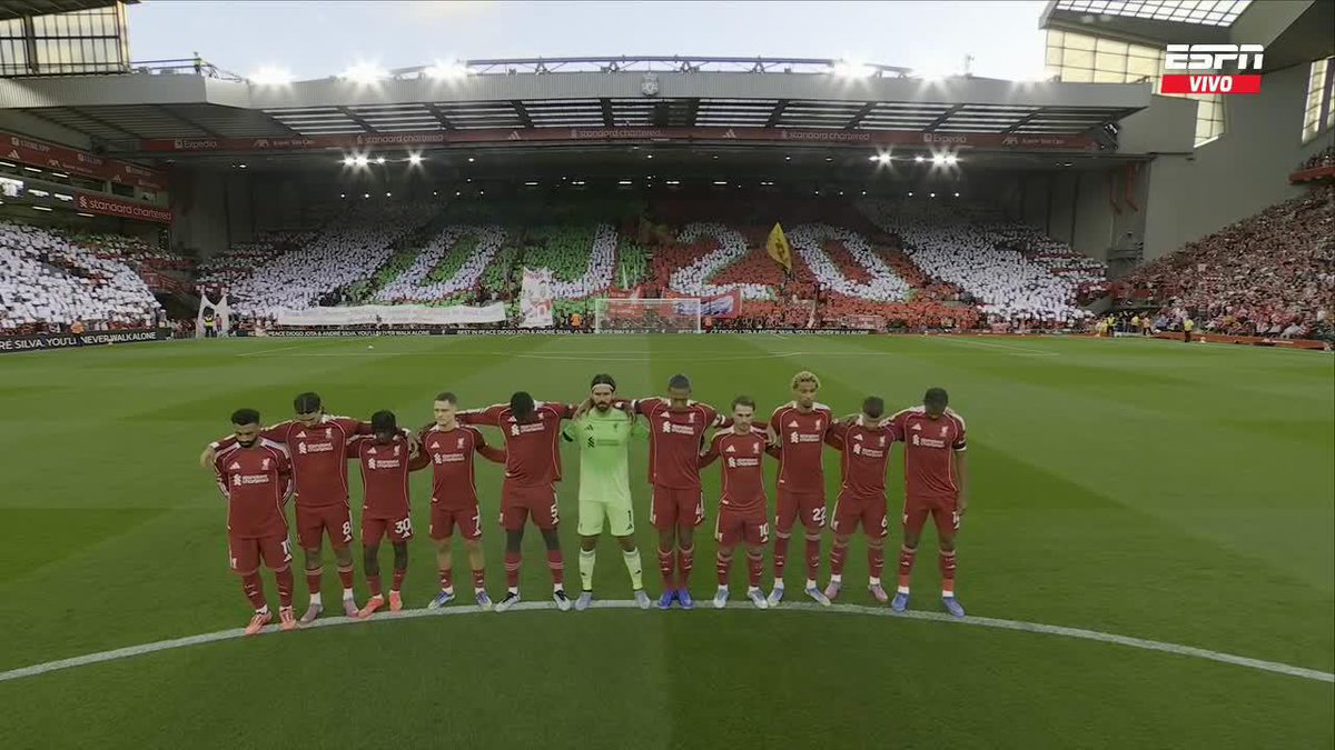 El momento deportivo del fin de semana. Liverpool inició la Premier League con este estremecedor minuto de silencio en homenaje a Diogo Jota. Realmente impactante ❤️⚽️