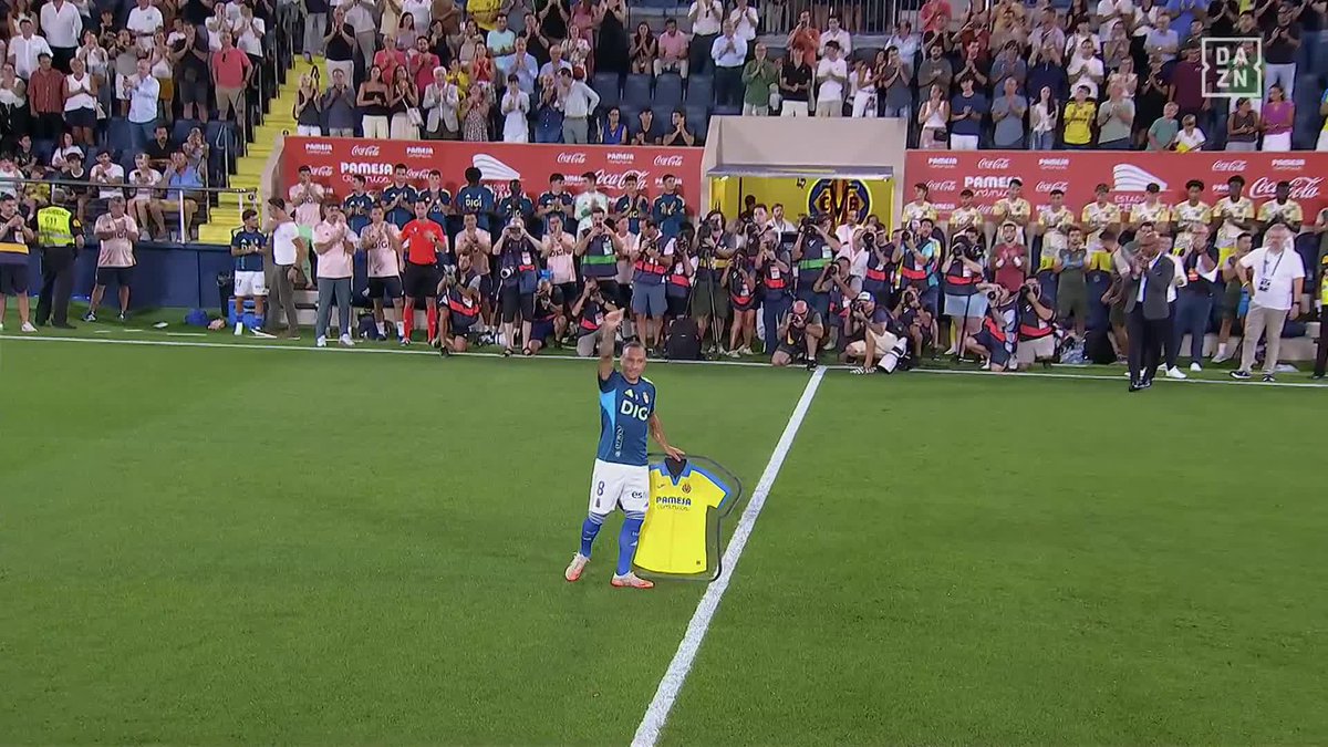 💛 SANTI CAZORLA ES PURO Villarreal CF 💛 Toda La Cerámica en pie para recibir a su leyenda ¡Qué homenaje! 😍👏 🔗 #LALIGAenDAZN ⚽