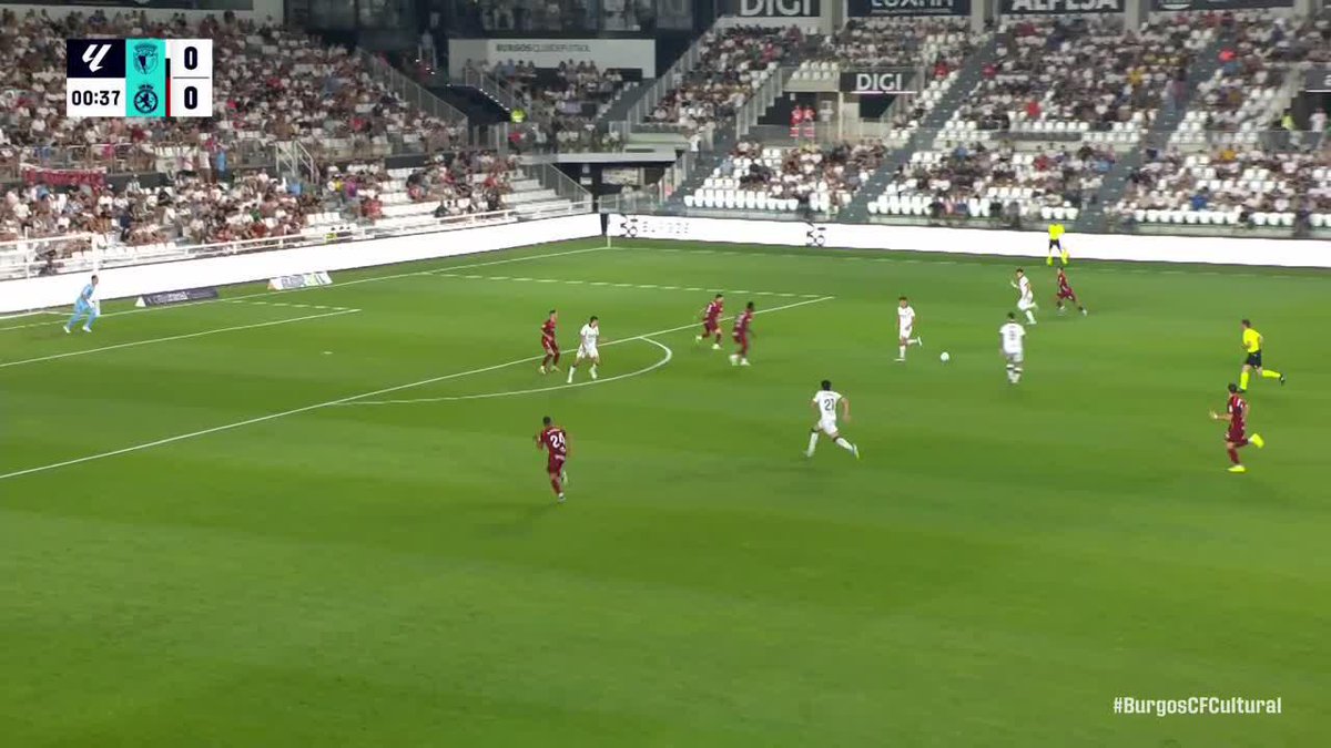 Penalti y roja en el segundo 40 de partido. Bienvenidos a #LaligaHypermotion 25/26