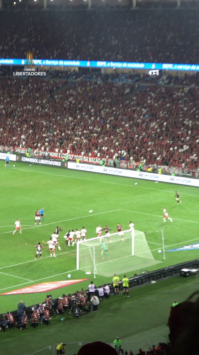 ¡Desde la tribuna! 🏟️🎉 El gol de Bruno Henrique y el festejo de los hinchas de Flamengo en el Maracanã. #GloriaEterna