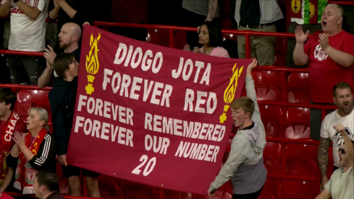 Les larmes de Mo Salah 🇪🇬 après le match pour les chants pour Diogo Jota 🇵🇹… 🕊️💔 Les émotions…. 🎥 CANAL+ Foot