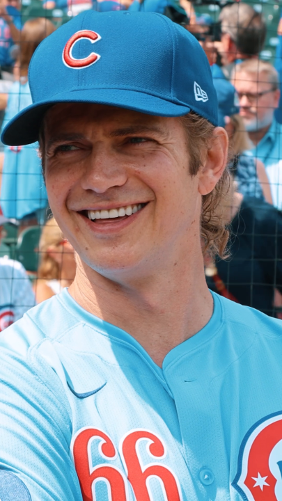 Anakin might hate sand, but not when it's on the pitcher's mound ⚾ Don't strike out on your chance to meet Hayden Christensen this weekend at #FANEXPOChicago—get your tickets now: #ChicagoLife #ChicagoWeekend #ThingsToDoInChicago #ChicagoCubs