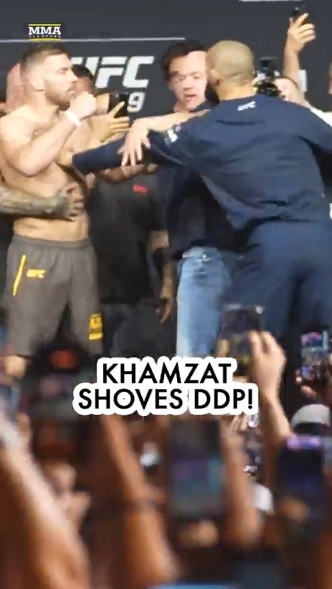 Khamzat Chimaev SHOVES Dricus du Plessis during their final #UFC319 faceoff!