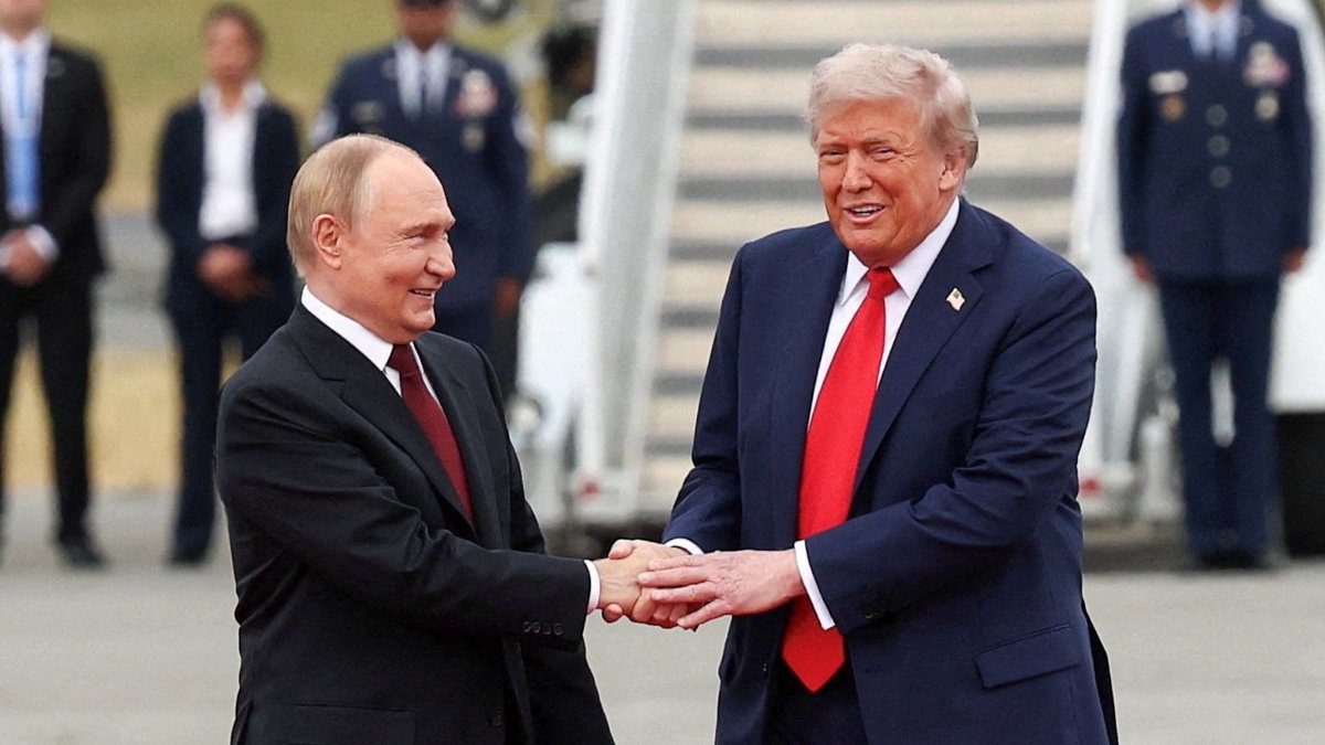 BBCニュース - 温かい握手、リムジンに相乗り……トランプ氏がプーチン氏を歓迎 BBC特派員が分析