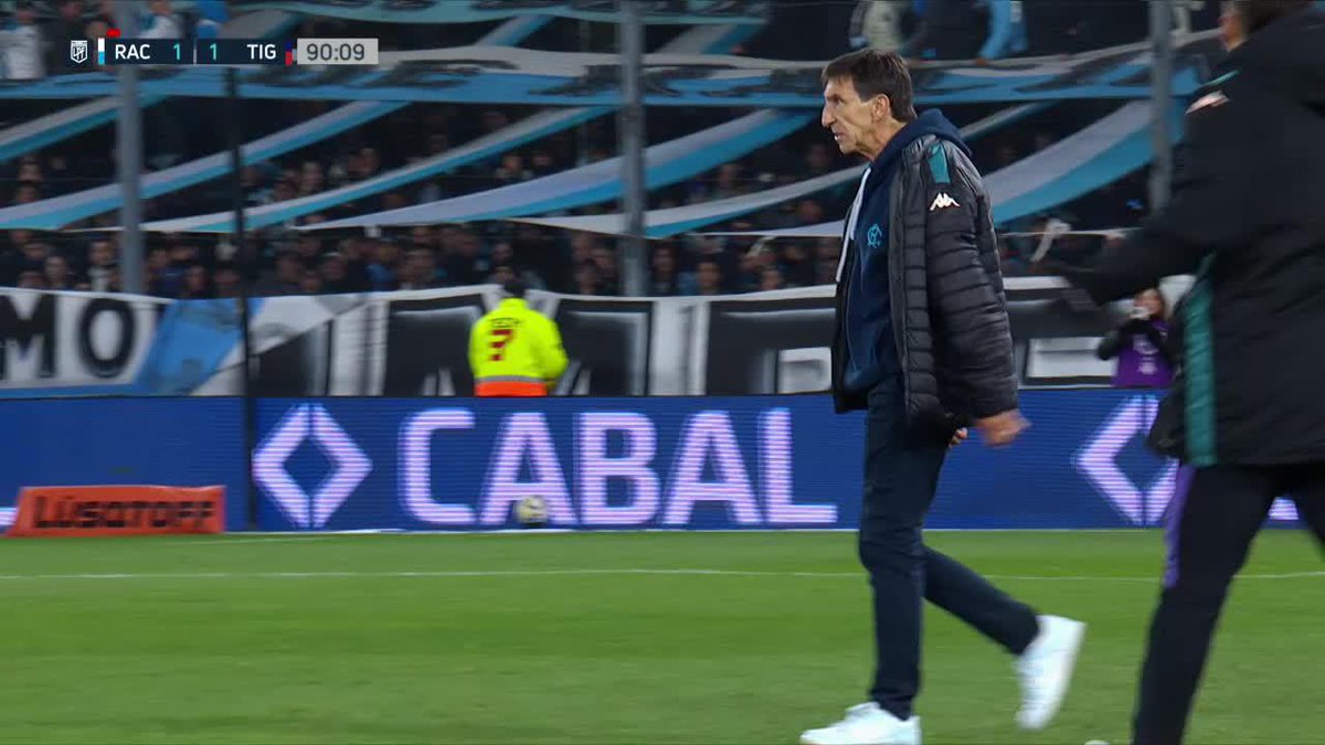 ¡MOMENTO DE FURIA Y EXPULSIÓN! Gustavo Costas EXPLOTÓ tras el empate parcial de Tigre y vio la Roja en el Cilindro de Avellaneda.