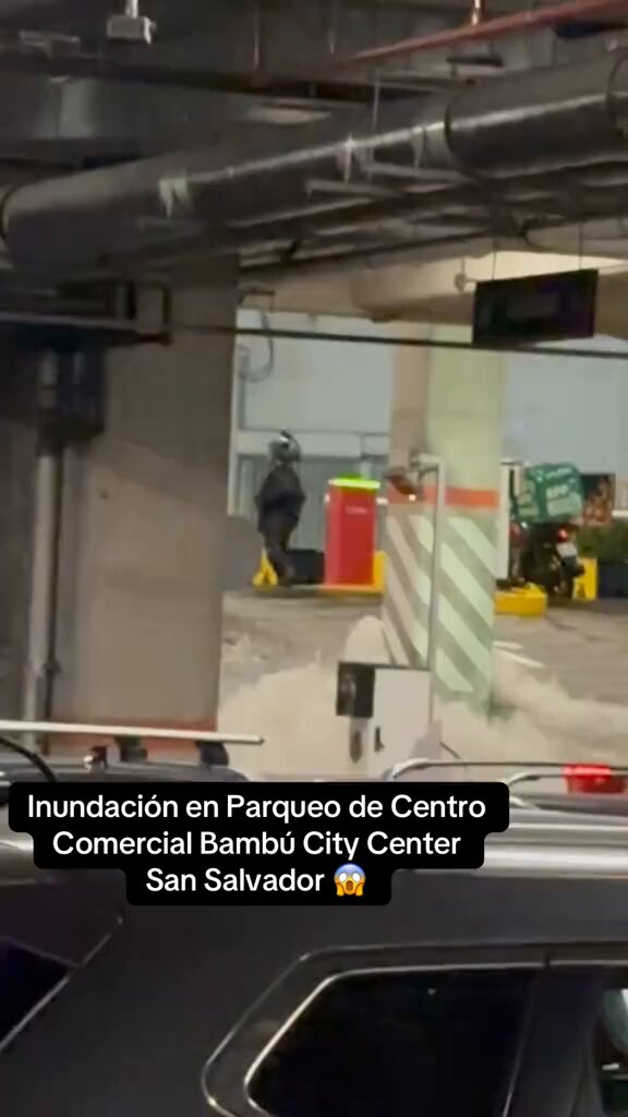 🔴 INUNDACIÓN EN PARQUEO DE BAMBÚ CITY CENTER Las intensas lluvias registradas en San Salvador provocaron una fuerte inundación en el parqueo del centro comercial Bambú City Center.