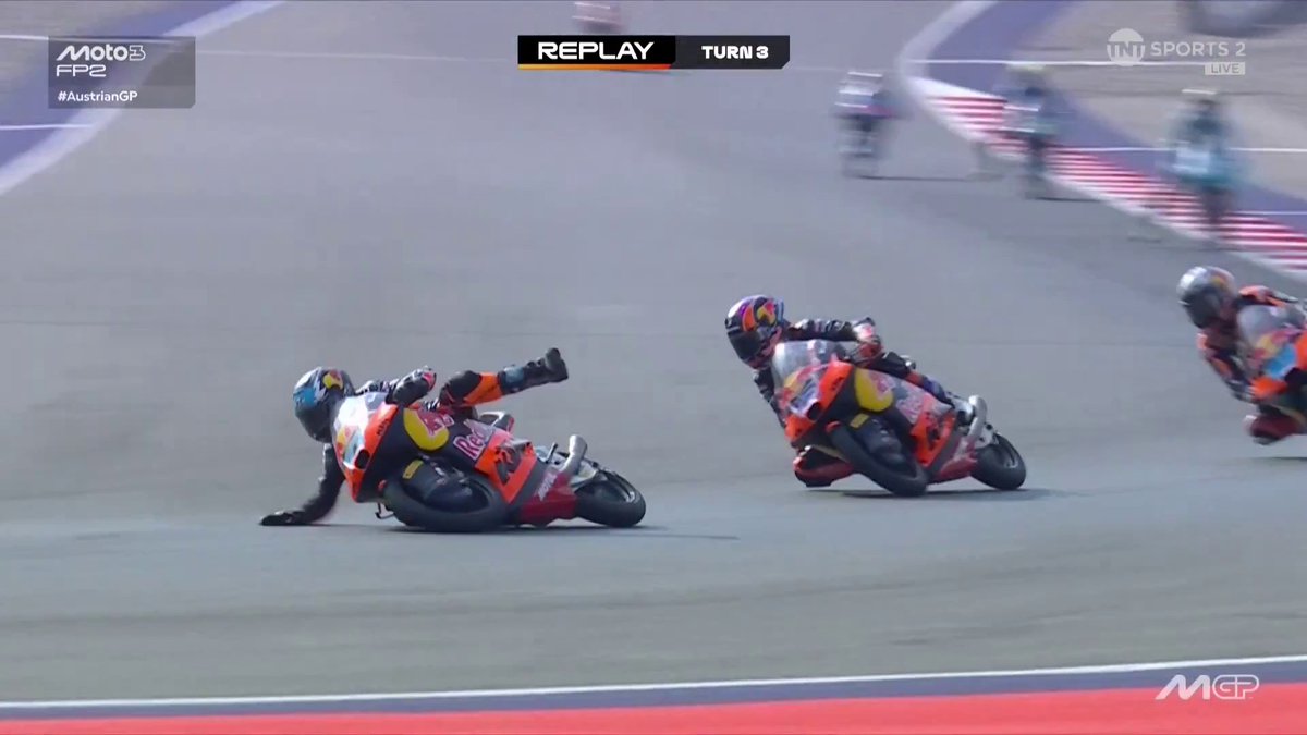What has just happened?! 😱 That was an incredible save by Valentin Perrone, chapeau 👏 #MotoGP | #AustrianGP | Live on TNT Sports and Discovery+