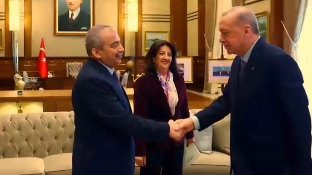 İbrahim Tatlıses, "Bîngol şewtî, mij dûman e" şarkısını Türkçe sözlerle yeniden düzenledi "Barış Süreci" için seslendirilen "Megrî Megrî" türküsünü nasıl buldunuz? Yorumlara buyurun 👇