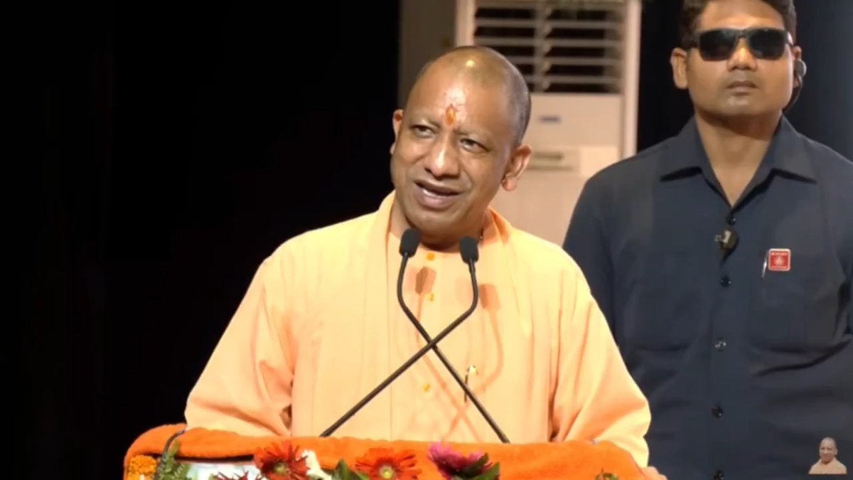 भगवान श्रीकृष्ण का जन्म 'परित्राणाय साधूनां विनाशाय च दुष्कृताम्' के उद्घोष के साथ हुआ था... सज्जनों का संरक्षण करेंगे लेकिन दुष्टों का संहार करने में भी कोई संकोच नहीं करेंगे...