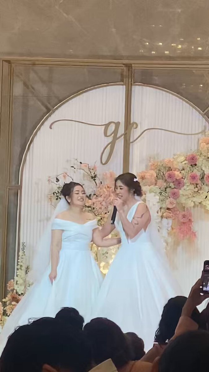 งานน้องสาวเราเอง(คนซ้าย) นี่เป็นงานแต่ง lgbtq+ในตระกูลคนแรก เราเองก็อยู่ในคอมมูนี้ และยังมีพี่ และน้องในเครือญาติที่อยู่ในคอมมูนี้อีกหลายคน เรากับน้องๆรู้สึกโชคดีที่เกิดในตระกูลนี้ เพราะรุ่นคุณปู่คุณย่า รุ่นพ่อแม่ และผู้ใหญ่ในครอบครัวเรา ตระกูลเราทุกคนแฮปปี้ และสนับสนุนมากๆ