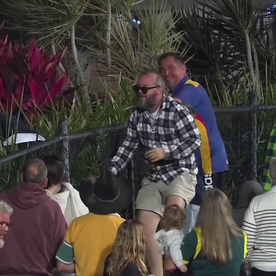 A fan crashes into the fence after trying to get the ball following a huge six from Dewald Brevis 😅 📺 TNT Sports &amp; discovery+