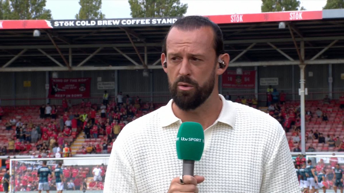 🗣️ "That's the best changing room I've ever played in in my 22 years of football." Steven Fletcher on what makes Phil Parkinson, and the new Wrexham, so great 🙌