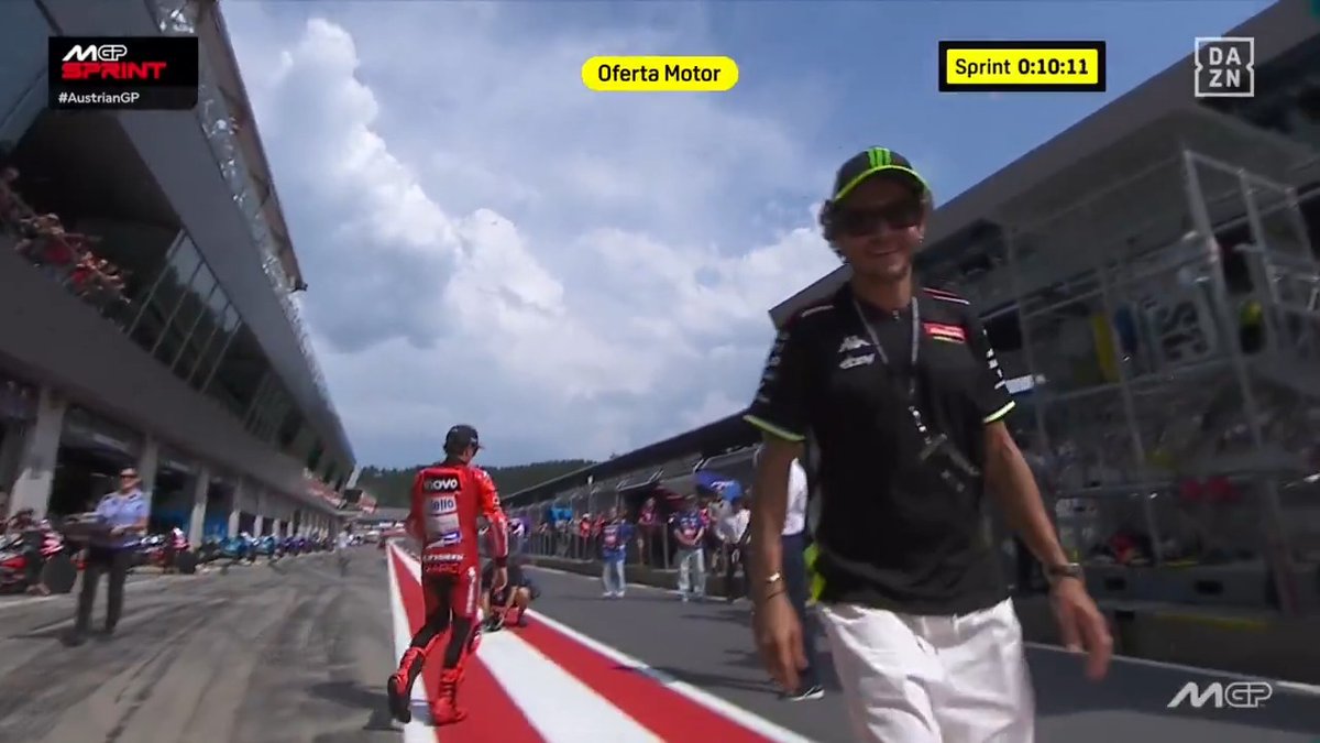 Marc Márquez y Valentino Rossi se cruzan en el pit lane 👀 #AustrianGP 🇦🇹 #MotoGP 🏁
