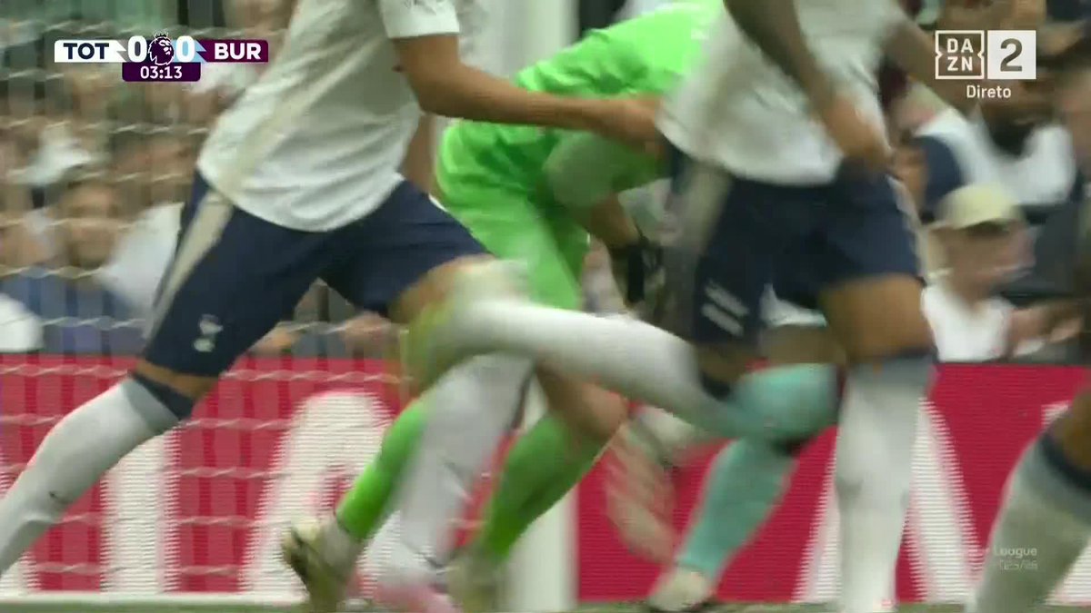 A nova regra dos 8 segundos já é aplicada na Premier League.