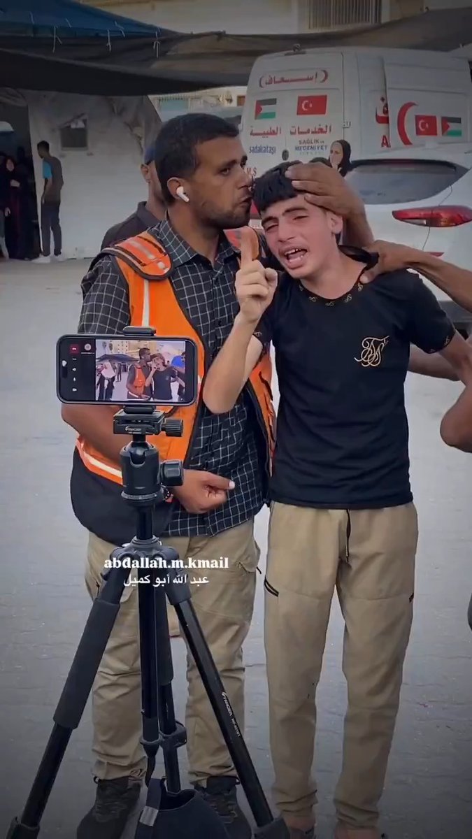 هذا طفل استشهد والده وعائلته جميعهم اصيبوا بقصف إسرائيلي يرسل رسالة يطالب فيها الانقاذ من الإبادة الإسرائيلية #لنا_الله وما غيره سواه