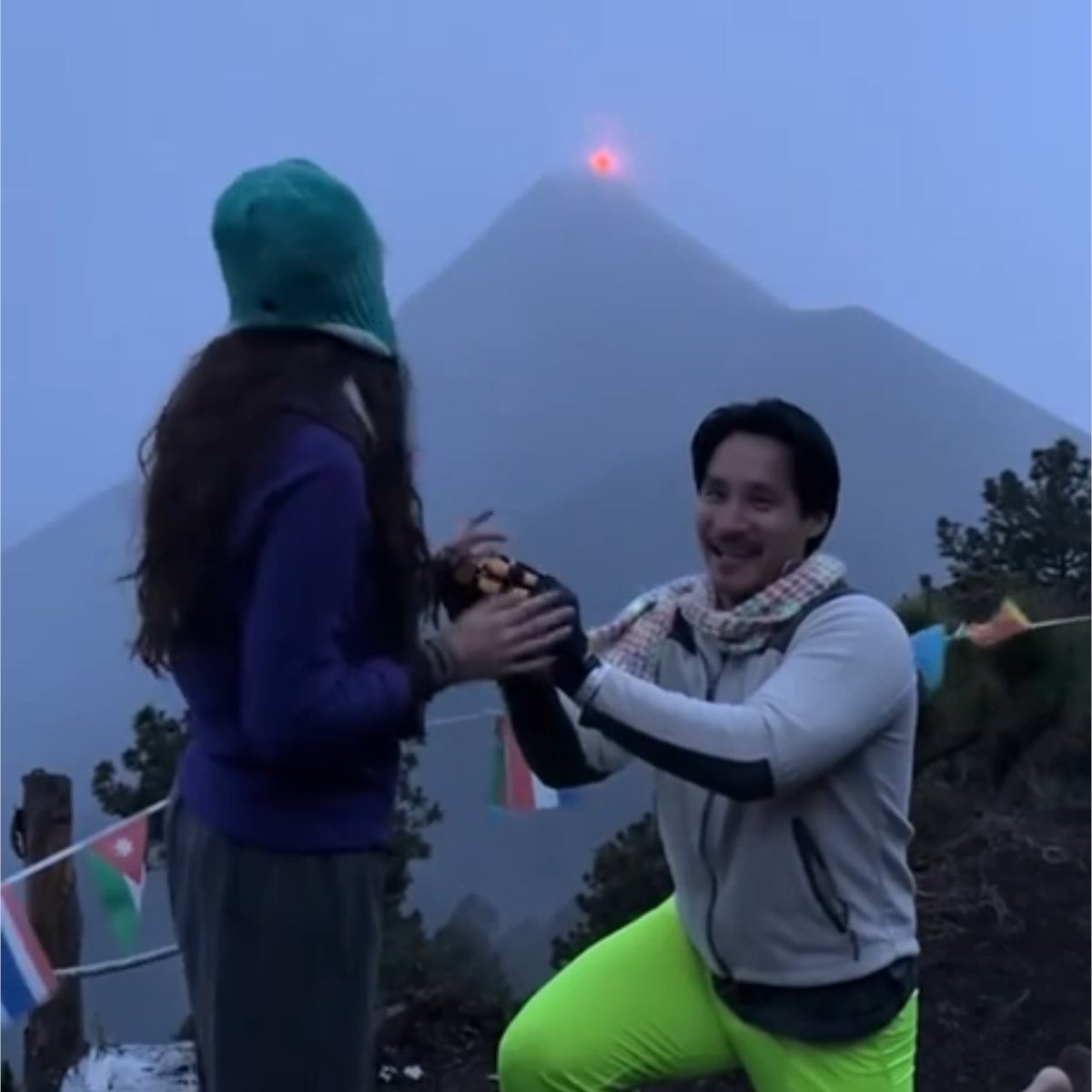 🌋💍Afortunada coincidencia durante una propuesta de matrimonio Un hombre le pidió matrimonio a una mujer frente a un volcán en Guatemala. ¡Inmediatamente después, el volcán entró en erupción! No se pierda más videos similares: 👉