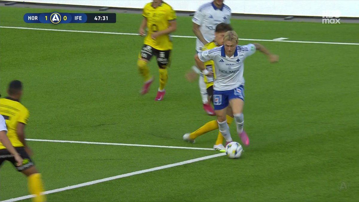 "Blåser man för den så är det straff" Frispark för IFK Norrköping efter den här situationen. 📲 Se Allsvenskan på HBO Max