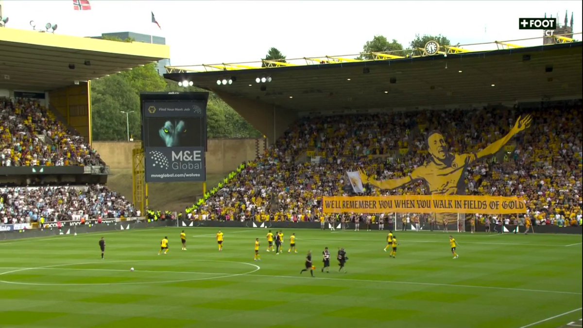 Le magnifique hommage des supporters de Wolverhampton à Diogo Jota. 🕊️🧡 🎥 CANAL+ Foot