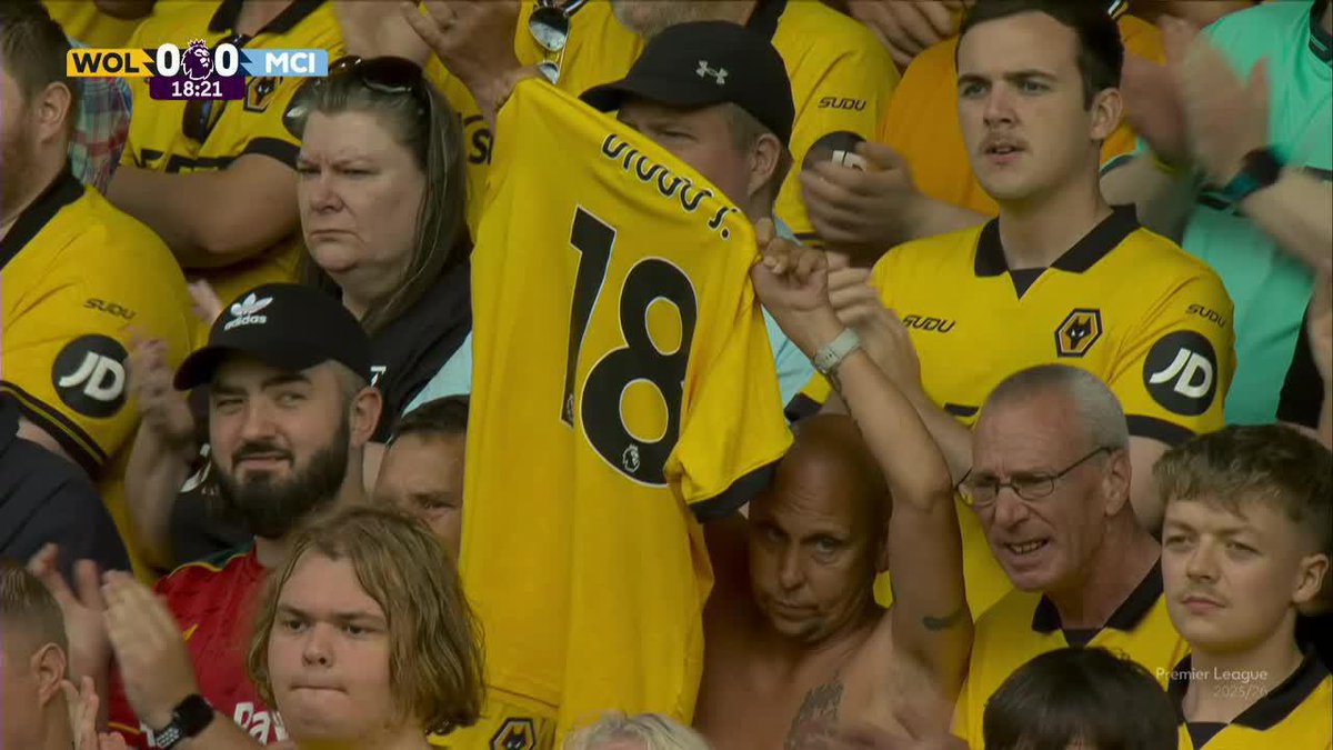 La ovación de los hinchas de Wolves en homenaje a Diogo Jota al minuto 18, por el dorsal que había usado en el club. 👏🏼🇵🇹