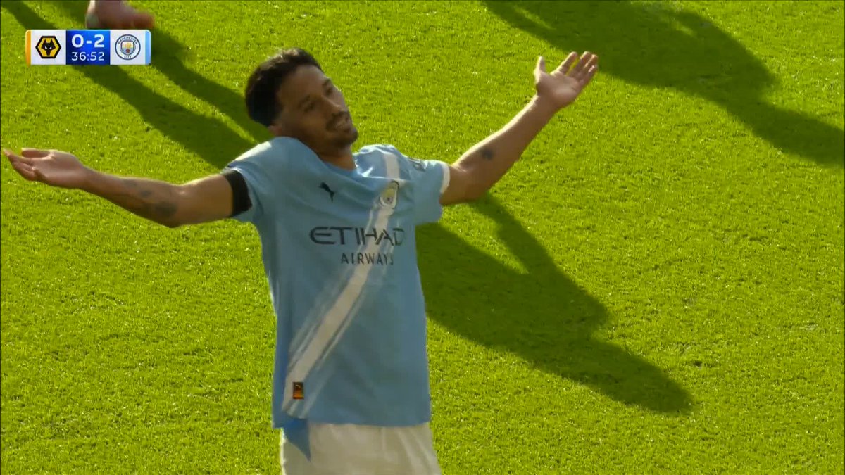 "Tijjani Reijnders marks his Premier League debut WITH A GOAL!" 🎙️ What a finish from Manchester City's new signing!