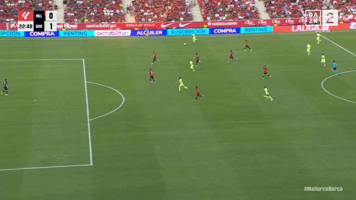 Momento polémico no Mallorca x Barcelona e que deu origem ao golo de Ferran Torres: Yamal rematou e acertou na cabeça do central do Mallorca que caiu incapacitado. O árbitro não parou o jogo e o espanhol fez o golo. #DAZNLALIGA