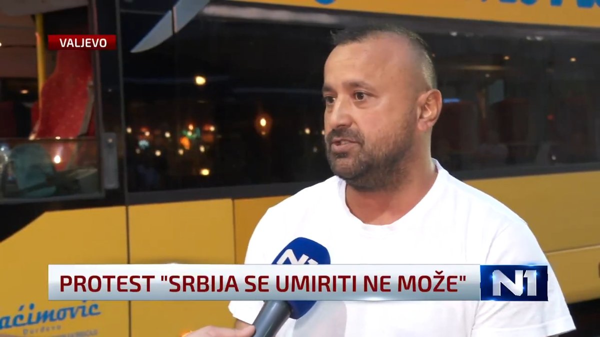 Branislav Jovanović, vozač auto-prevoznika “Jaćimović”, koji je dovezao autobus sa demonstrantima iz Novog Sada za Valjevo, rekao je da je vlasnik firme Milomir Jaćimović pušten nakon današnjeg privođenja. "Pre nekih sat vremena sam čuo da je pušten na slobodu. Čuo sam da je bio samo na nekom saslušanju, ništa više”, rekao je on. Navodi da nisu imali problema prilikom dolaska u Valjevo, te da ih je na ulazu u grad zaustavila policijska patrola koja je nakon pregleda dokumenta, putnicima poželela srećan put. Sve o velikim protestima u Valjevu, Kniću, ali i širom Srbije čitajte u našem blogu 👉