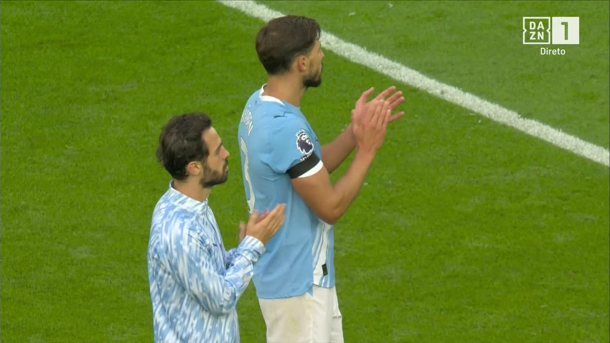 Rúben Dias e Bernardo Silva juntaram-se aos adeptos do Wolves a cantar por Diogo 🤍